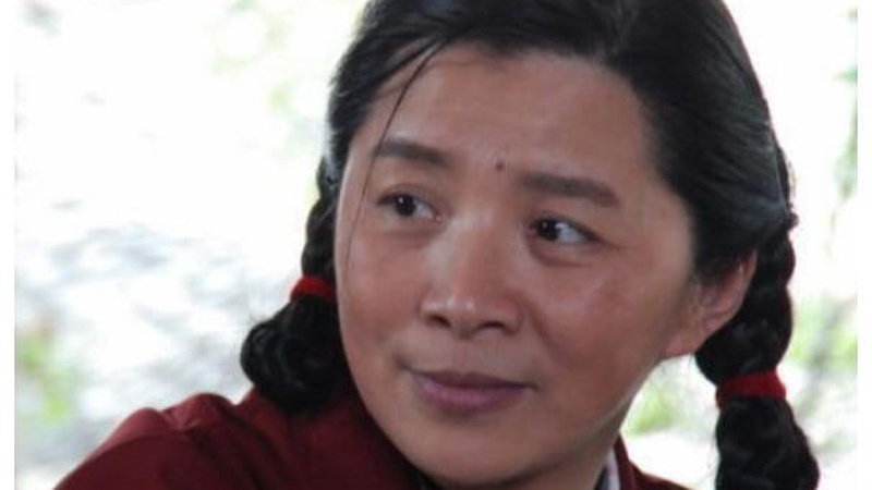 迟蓬66岁穿新中式西装压轴全场银发优雅尽显东方之美